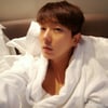 이준기 中 방문 기념 침대셀카 '걸그룹 저리 가라' 