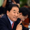 원유철 '탈당의원 복당없다'에 이재오, "선거전에 하는 소리"