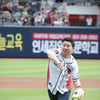 '사격의 신' 진종오, 수원 마운드서 금빛 시구 선보여