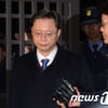 '영장기각' 우병우, 약 10시간 만에 서울 구치소 나와 귀가