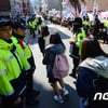 朴 전 대통령 사저 앞 지지자들.. 인근 학부모들 탄원에 조용한 분위기로