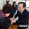 팽목항 찾은 이주영 전 장관.. "세월호 특별법 개정, 최대한 힘 싣겠다"