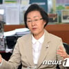 경찰, '문재인 비방' 신연희 강남구청장 핸드폰 압수