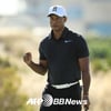 타이거 우즈, 복귀전 1R '원퍼트 9회+주먹 불끈 2번'