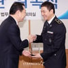[★포토]정웅인, '감사패 받으며 함박 미소'
