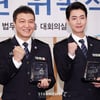 [★포토]정웅인-정경호, '모든 교도관 분들 화이팅!'
