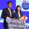 [WKBL시상식] 영광의 순간, 고통 겪는 KDB 동료 떠올린 박혜진 '뭉클'