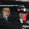 이명박 前대통령 동부구치소 수감..장제원·유인촌 '눈물'