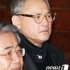 유인촌, MB 구치소 가는 길도 배웅..참담한 표정  