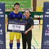 방송인 알베르토, 연예인 풋살 인기상..철벽 수비