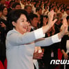 김정숙 여사, 방탄소년단 칭찬 "자랑스럽다! 진심으로 축하"