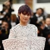 "대륙의 스케일"..中여배우, 깃털 드레스 눈길 [칸★한컷]