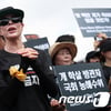 '방한' 킴 베이싱어, 개 도살 금지 촉구..옆에선 개고기 시식