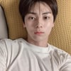 황민현, 침대 셀카에도 굴욕無.."눈이 호수 같아"