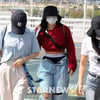 화사, 파격 공항패션..네티즌 의견분분 "민망"vs"멋져"[★NEWSing]
