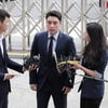 '원정도박 혐의' 승리, 경찰 2차 출석..질문엔 '묵묵부답'
