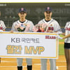 두산 베어스, 팀 9월 MVP 유희관-정수빈 선정