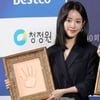 "인생의 화양연화" 한지민, 청룡 여우주연상 수상 후 1년 [별★한컷]