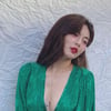 현아, 깊게 파인 옷 입고 고혹적 자태