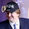 [★포토]모자 선물에 감동 받은 톰 감독