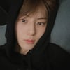황민현, 소파 셀카도 청순..역시 '비주얼 황제'