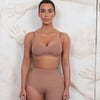 자신의 몸매 보정 속옷 입고 선 킴 카다시안.."100만 불 기부"