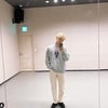 뉴이스트 황민현, 금발 왕자님의 연습실 거울셀카..우월한 비율