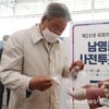 [★포토]총선 사전투표소 들어서는 최불암