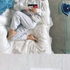 마마무 화사, 누워서 찍어도 이 정도..풍성한 머리숱 눈길