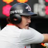 [B스토리] 이용규 '직격탄'에 심판 판정 또 시끌... 뭐가 문제인가
