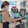 '짱이·또둥이 맘' 율희, 친정 엄마 카페 알바 도와주는 효녀 "어서오세요"