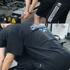 홍석천, 훈남 트레이너와 밀착한 채 운동 "애써줘서 고마워"