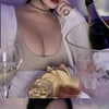 글래머 모델 꾸뿌, 볼륨 넘치는 누드톤 란제리