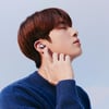 방탄소년단 진, 갤럭시 버즈 프로로 완성한 분위기 남신의 '명품 옆선'.."눈만 감았을 뿐인데"
