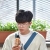 임영웅, 동그란 안경쓰고 빵에 집중..볼빵빵 너무 귀여워[스타IN★]