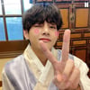 방탄소년단 뷔, 사슴같은 눈망울로 "새해 복 많이 받으세요"...설레는 연하장 비하인드 "역시 브이는 뷔!"
