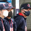 '첫 승 기념구 챙긴' 서튼 감독 "내가 한 것 없어, 원 팀으로 최선 다했다"