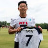 ‘7번이 7번에게’… 손흥민, NFL 올스타 구영회에 ‘사인 유니폼’ 선물