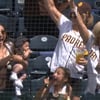 '왼팔에 아기, 오른팔로 파울볼 잡은 엄마' 놀라운 멀티능력에 MLB 깜짝