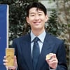 손흥민 '공식 메달 공개'[★포토]