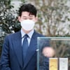 공식 기념메달 바라보는 손흥민[★포토]