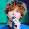 태형이가 입은 빨간바지, 다 팔렸다..방탄소년단 뷔, 日FNS 레드팬츠→아미데이 초록색 니트 또 품절 'V-effect'
