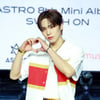 아스트로 라키 '카리스마 넘치는 손하트'[★포토]
