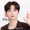 뉴이스트 황민현, 코로나19 음성 판정..'휴~' [공식]