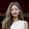 '뷔 열애설' 블랙핑크 제니, 英대사관서 깜짝 포착..입 열었다! '긴장'