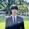 백악관에 조각상 추가요! 방탄소년단 진, 수트핏의 정석