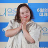 포즈 취하는 '니 얼굴' 정은혜 작가[★포토]