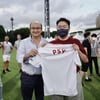 월드스타 싸이도 만났다... 세비야, 'PSY' 적힌 유니폼도 선물
