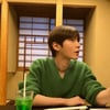 황인엽, 음료랑 니트랑 초록으로 깔맞춤.."잘 어울려"[스타IN★]