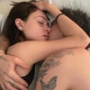 베컴♥펠츠, '관종 부부' 애정 뜨겁네..침대 위 서로 꼭 끌어안기